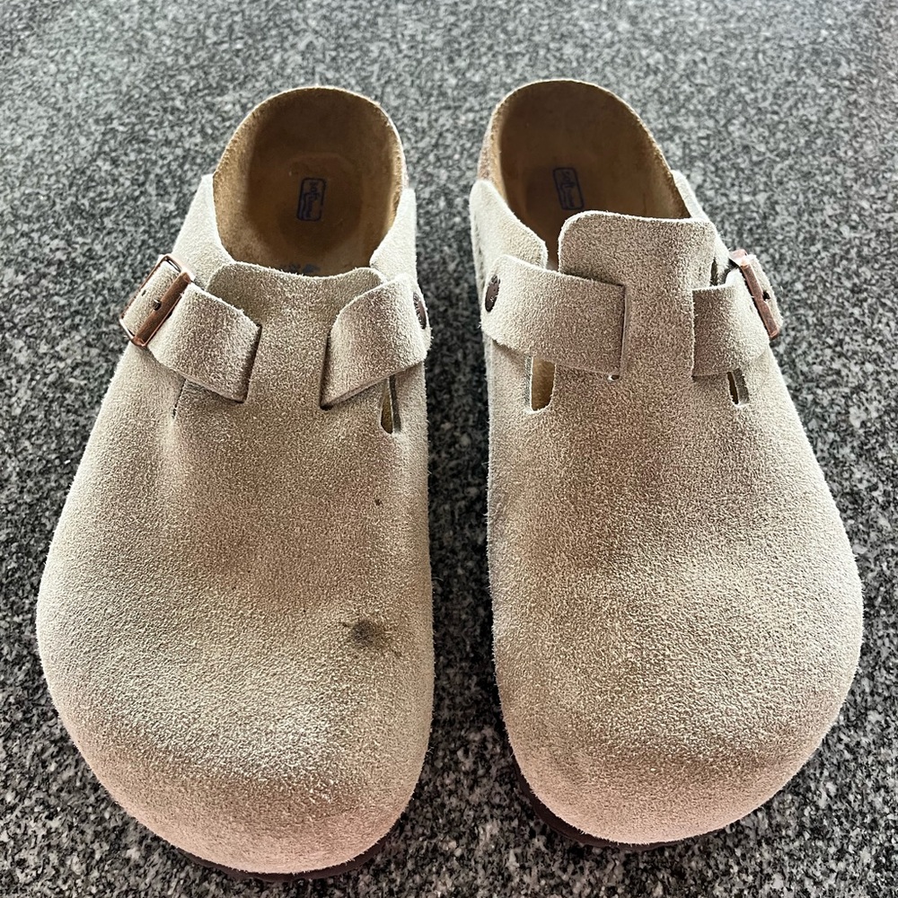 Birkenstock Boston soft footbed size 43 never worn outside/wax drop on right one - Picture 2 of 9